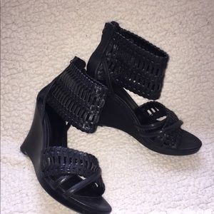 B makowsky black leather sandals